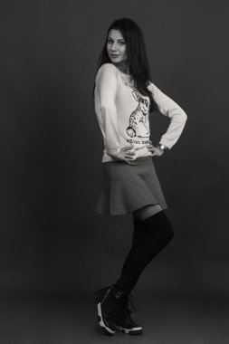 Karanlık bir arka plan üzerinde güzel, gizemli, şirin esmer. Siyah ve beyaz fotoğraf güzel gizemli esmer.