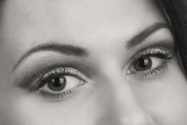 Seksi esmer beyaz zemin üzerinde. Profesyonel makyaj. Moda dergileri, afiş ve Web siteleri için fotoğraf.