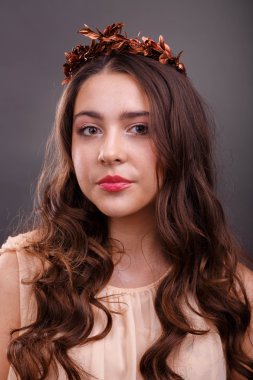 Yunan tanrıçası suretinde güzel bir kızın portresi. Güzel profesyonel makyaj