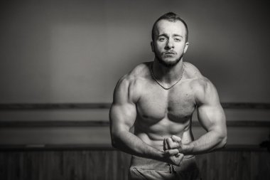 Kameraya poz yakışıklı atletik erkek