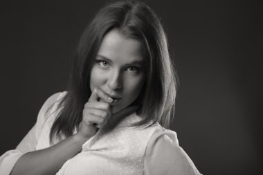 Zarif kız beyaz bluz, siyah-beyaz fotoğraf