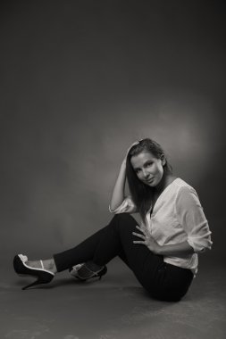 Zarif kız beyaz bluz, siyah-beyaz fotoğraf