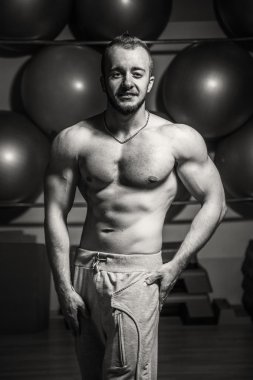 Kameraya poz yakışıklı atletik erkek