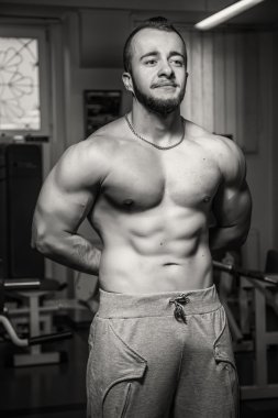 Kameraya poz yakışıklı atletik erkek