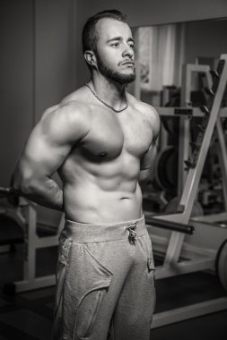 Kameraya poz yakışıklı atletik erkek