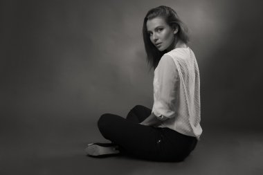 Zarif kız beyaz bluz, siyah-beyaz fotoğraf