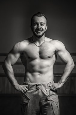 Kameraya poz yakışıklı atletik erkek