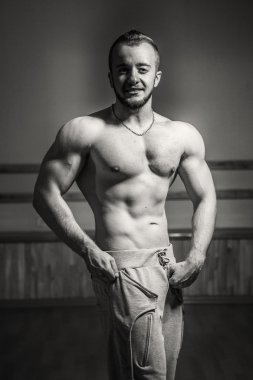 Kameraya poz yakışıklı atletik erkek