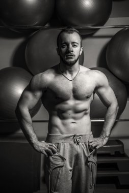 Kameraya poz yakışıklı atletik erkek