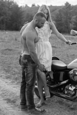 Nazik hugs ve öper aşk.