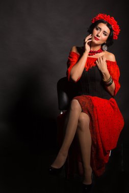 Kırmızılı güzel, seksi kadın. Kırmızılı Kız güzel görüntüsü. Kırmızı çiçekler, şık mücevher, bir kız portresi zarif çelenk.