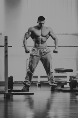 Bir adam bir egzersiz halter ile gerçekleştirir.