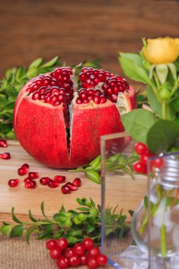 Güzel kompozisyon nar, çiçek ve çiçek soğanı. Güzel hala hayat ahşap zemin üzerine Narlı. Meyve ve çiçekler güzel kompozisyon dekor.