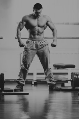 Bir adam bir egzersiz halter ile gerçekleştirir.