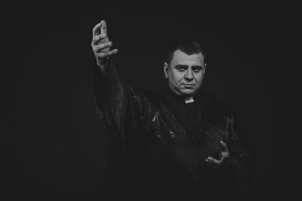 El actor profesional del escenario del juego a la cámara en la imagen del sacerdote. Producciones teatrales. Maquillaje profesional y diseñador de vestuario. Foto para revistas y sitios web religiosos y culturales . — Foto de Stock