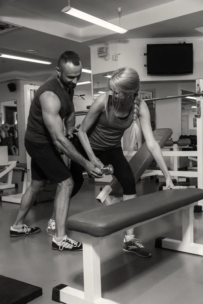 Sport paar training in de sportschool. — Stockfoto