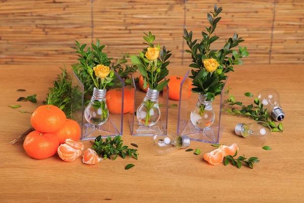 Bodegón con mandarinas, bulbos y hierbas. Las frutas, los verdes, las mandarinas - la composición hermosa artística. Brillante, jugosa, viva Foto de mandarinas sobre una textura de madera. Hermosa decoración Componentes . —  Fotos de Stock