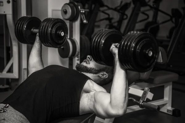 Ο άνθρωπος στο γυμναστήριο. Ο άνθρωπος κάνει ασκήσεις αλτήρες. Αθλητισμός, δύναμη, αλτήρες, ένταση, άσκηση - η έννοια ενός υγιεινού τρόπου ζωής. Άρθρο σχετικά με fitness και Αθλητισμός. — Φωτογραφία Αρχείου