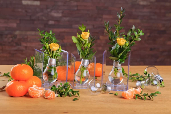 Still life with mandarijnen, bollen en kruiden. Fruit, Groenen, mandarijnen - mooie artistieke compositie. Helder, sappig, foto van mandarijnen rondkomen met een houten structuur. Prachtige decor onderdelen. — Stockfoto