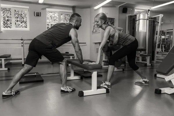 Sportovní dvojice na trénink v tělocvičně. — Stock fotografie