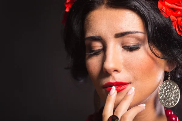 Hermosa, mujer sexy en rojo. Hermosa imagen de la chica en rojo. Corona elegante de flores rojas, joyas con estilo, retrato de una niña . —  Fotos de Stock