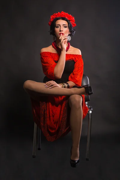 Hermosa, mujer sexy en rojo. Hermosa imagen de la chica en rojo. Corona elegante de flores rojas, joyas con estilo, retrato de una niña . — Foto de Stock