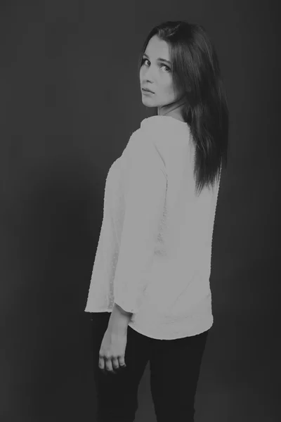 Elegante chica en blusa blanca, foto en blanco y negro — Foto de Stock