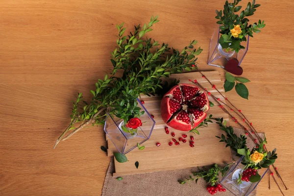 Hermosa composición con granada, flores y bulbos . —  Fotos de Stock