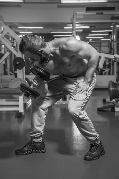 체육관에서 남자입니다. 남자 운동 아령을 만든다. 스포츠, 전력, 아령, 긴장, 운동-건강 한 라이프 스타일의 개념. 적당과 스포츠에 관하여 기사. — 스톡 사진