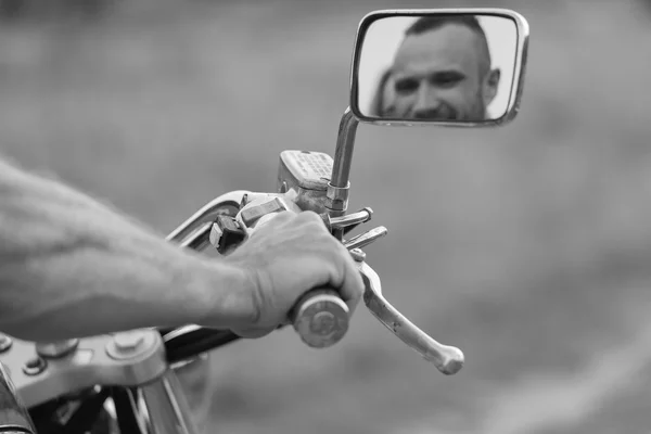 Novomanželé uprostřed pole na silničních motocyklů. Šťastný pár, cestování na motorce. Mimořádný život. Černobílá fotografie pro sociální a plakáty a webové stránky motocyklu časopisy. — Stock fotografie