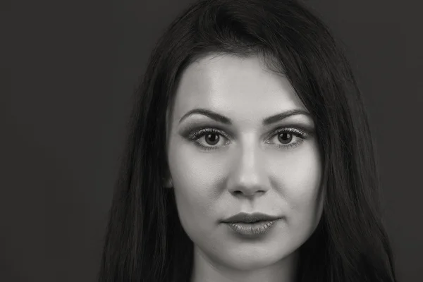 Retrato en blanco y negro de una mujer muy hermosa. El proceso creativo — Foto de Stock