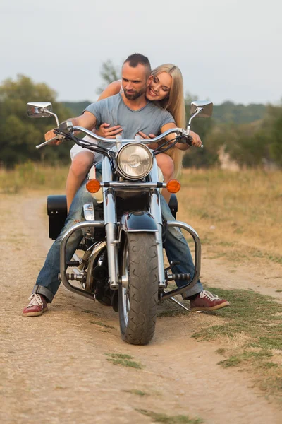 Bir motosiklet üzerinde bir alanda genç Romantik Çift
