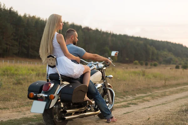 Bir motosiklet üzerinde bir alanda genç Romantik Çift