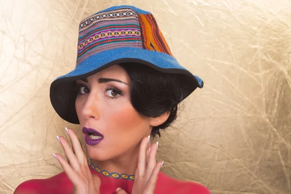 Fotografía creativa de belleza de moda. Chica brillante maquillaje en un sombrero —  Fotos de Stock