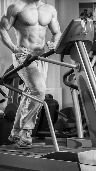 Stark muskulös man göra övningar i gymmet. — Stockfoto