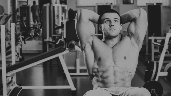 Fuerte hombre muscular haciendo ejercicios en el gimnasio . —  Fotos de Stock