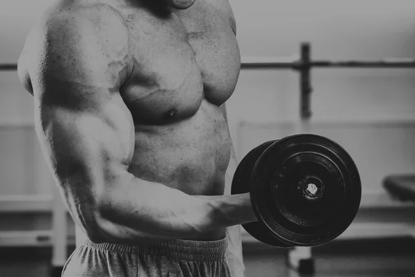 Starker muskulöser Mann bei Übungen im Fitnessstudio. — Stockfoto