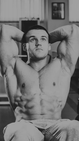 Stark muskulös man göra övningar i gymmet. — Stockfoto