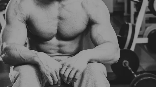 Homem musculoso forte fazendo exercícios no ginásio . — Fotografia de Stock