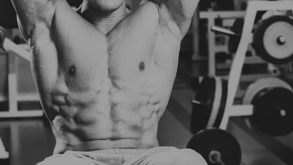 Fuerte hombre muscular haciendo ejercicios en el gimnasio . —  Fotos de Stock