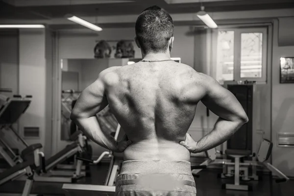 O atleta demonstra músculos. Trabalhe em seu corpo e alcançar o objetivo. Fotos para revistas e sites esportivos . — Fotografia de Stock