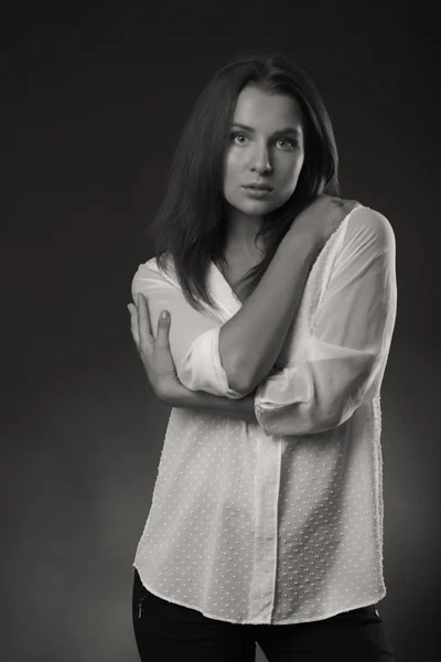 Élégante fille en chemisier blanc, photo noir et blanc — Photo