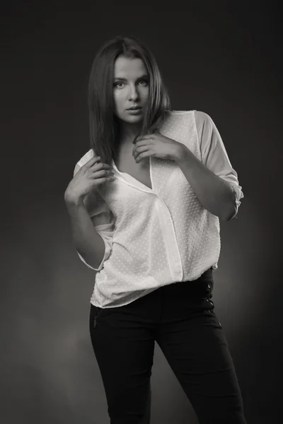 Elegante chica en blusa blanca, foto en blanco y negro — Foto de Stock