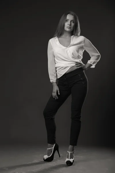 Элегантная девушка в белой блузке, черно-белое фото — стоковое фото