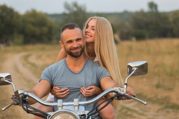 Beautiful couple in love at mototsikle. — Stock Photo, Image