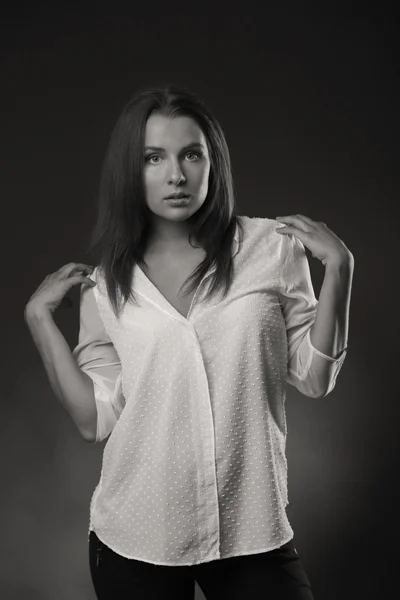 Dziewczynka elegancki w białą bluzkę, czarno-białe Zdjęcie — Zdjęcie stockowe