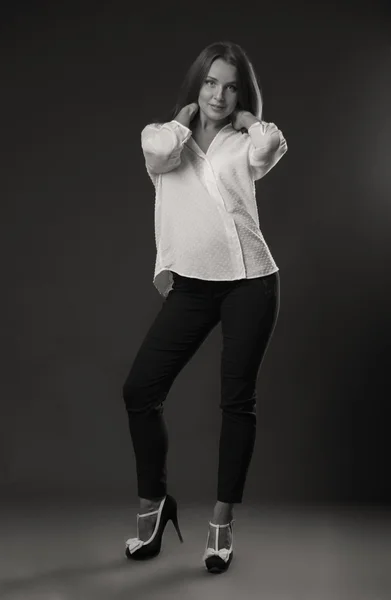 Élégante fille en chemisier blanc, photo noir et blanc — Photo