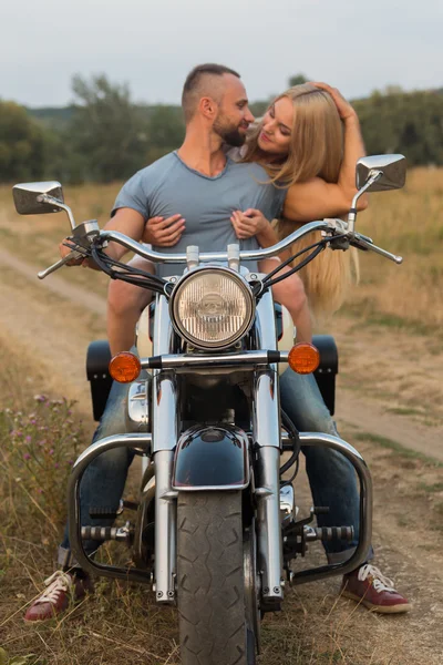 Piękna para zakochanych w mototsikle. — Zdjęcie stockowe