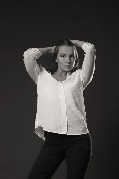 Elegante chica en blusa blanca, foto en blanco y negro — Foto de Stock