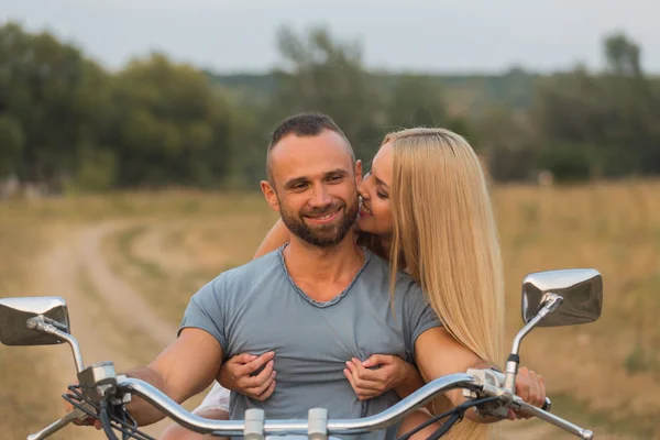 Nádherný pár v lásce na mototsikle. — Stock fotografie